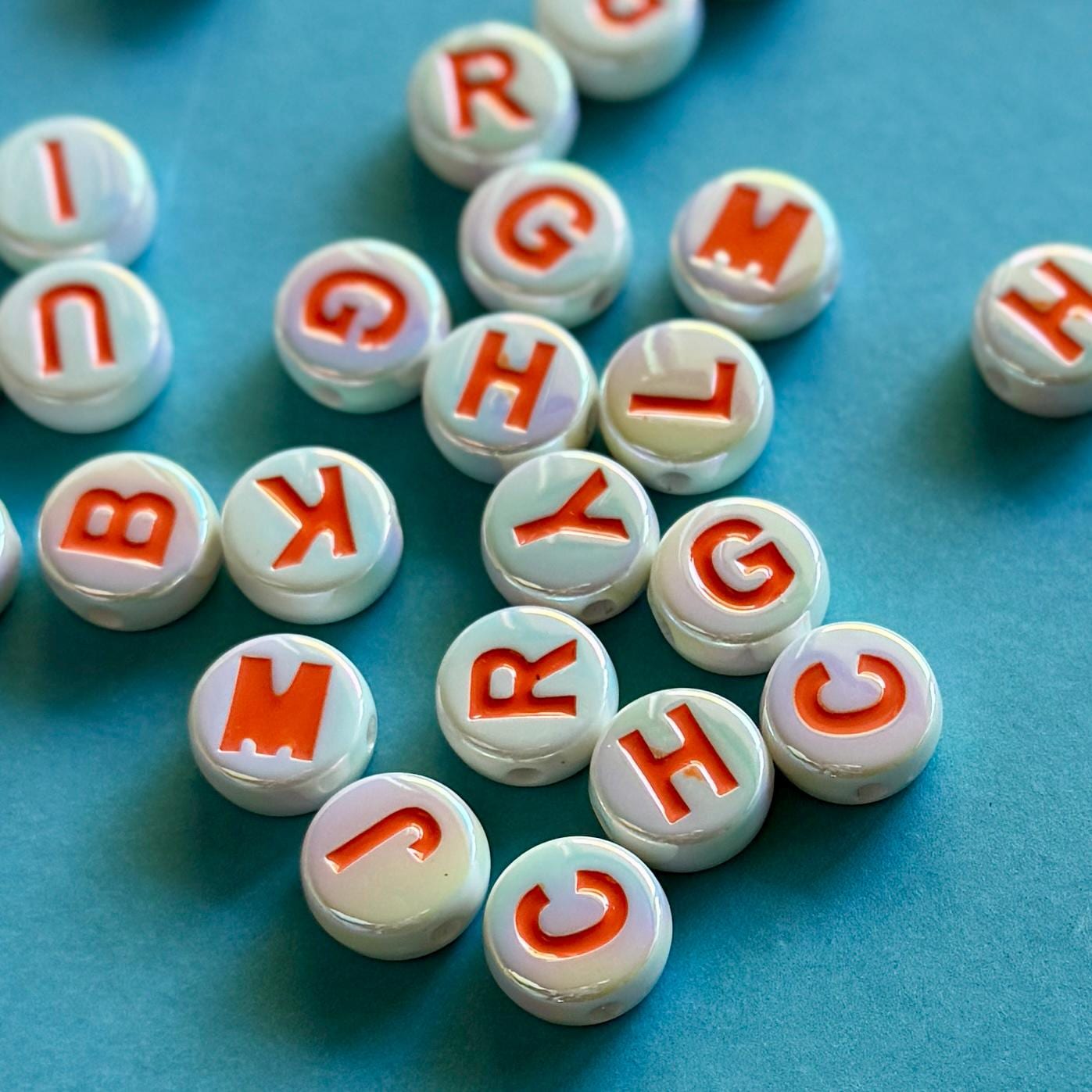 Jumbo Letter Beads, 15mm, Hole: 2.2mm, UV Plated Iridescent Beads, Flat Round Acrylic Alphabet Beads for Kandi