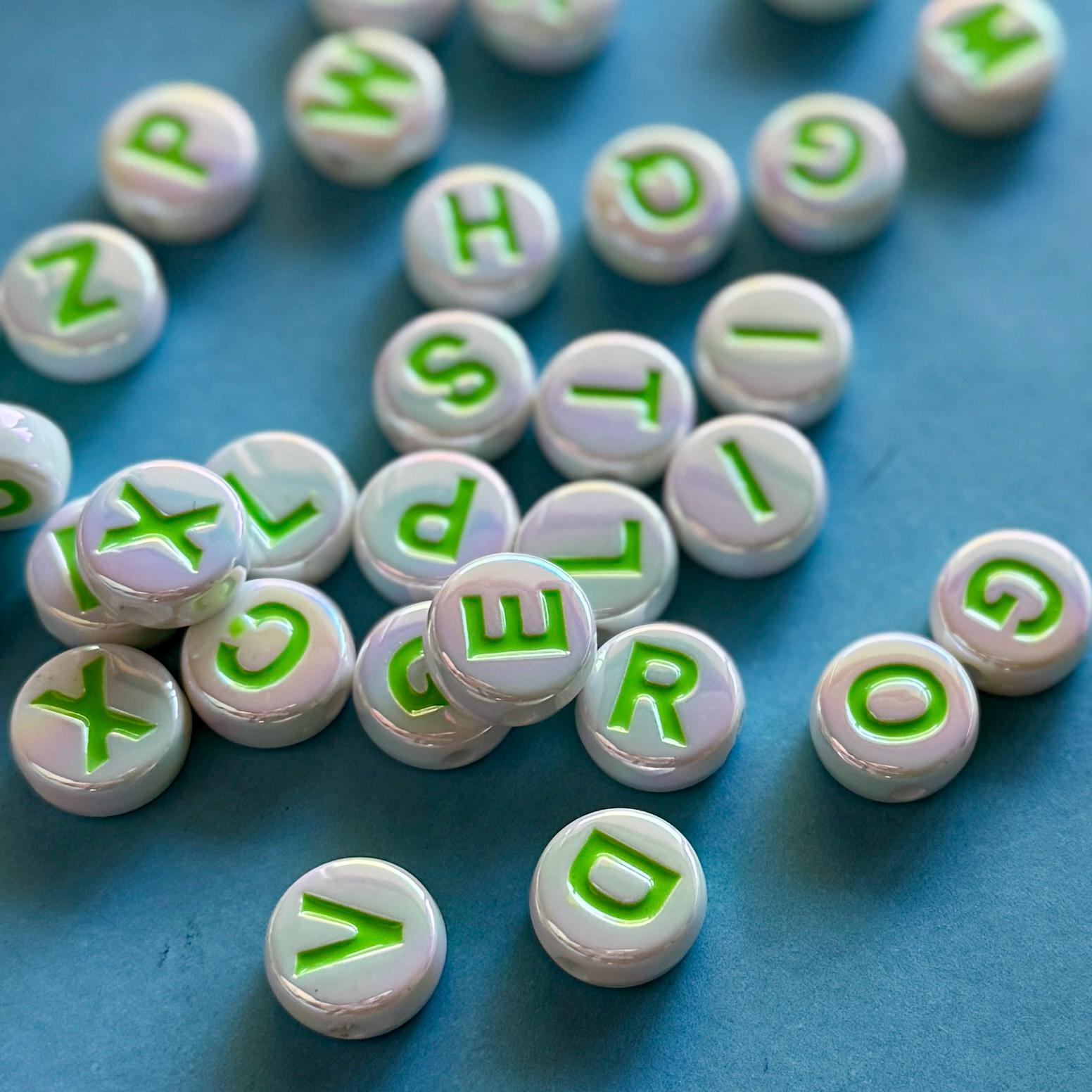 Jumbo Letter Beads, 15mm, Hole: 2.2mm, UV Plated Iridescent Beads, Flat Round Acrylic Alphabet Beads for Kandi